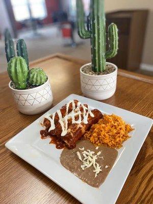 Red chicken enchiladas