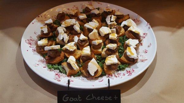 Goat cheese and Fig crisps catering