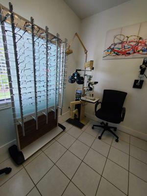 We offer our patients optometry services at no cost !!