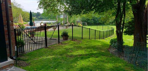 Aluminum pool fence