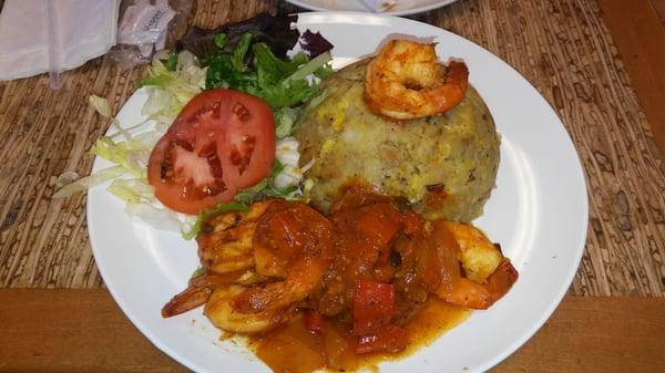 Trifongo con camarones en salsa.