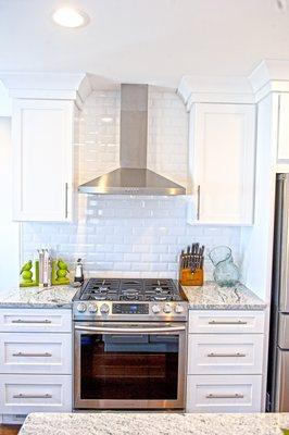 Range hood is the start of this show. #classic #white #subway #tile