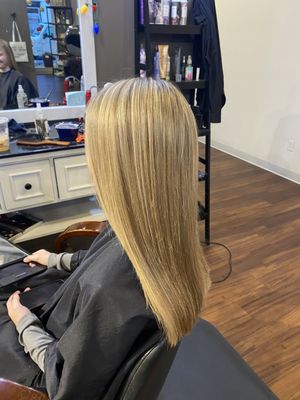 Natural looking, perfectly blended blonde highlight