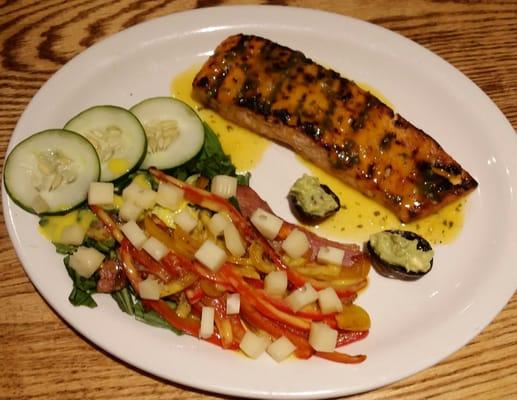 Grilled salmon with our basil and pepper salad and homemade citrus dresssing / Salmon a la parrilla con ensalada de albaca y pimenton