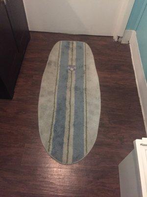 Surfer rug in the bathroom