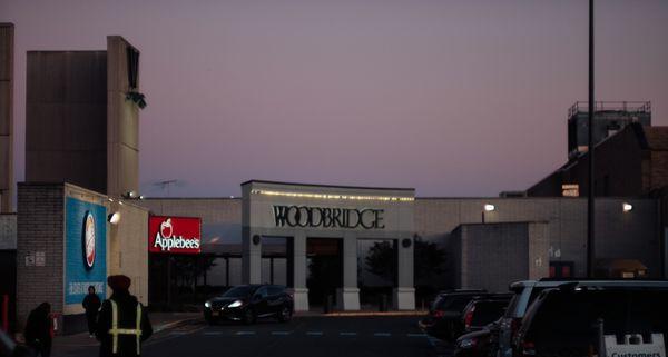 The front of Woodbridge mall showing off apples bees and Dave's and busters