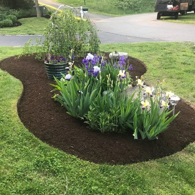 Mulching#bedsgarden#design#edging#weeding#spraying#flowers#gardenlife#landscapingct#oldssaybrook#oldlyme#essex#jaydenlandscaping#workinghard