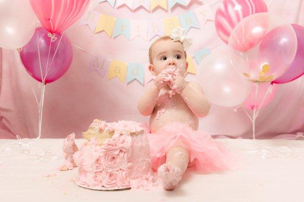 Smash the cake professional baby session.