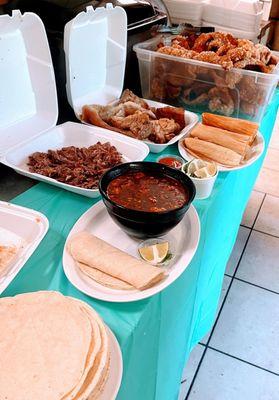 Barbacoa de Rez y de Borrego,Carnitas y chicharrón 
En taco o por libra