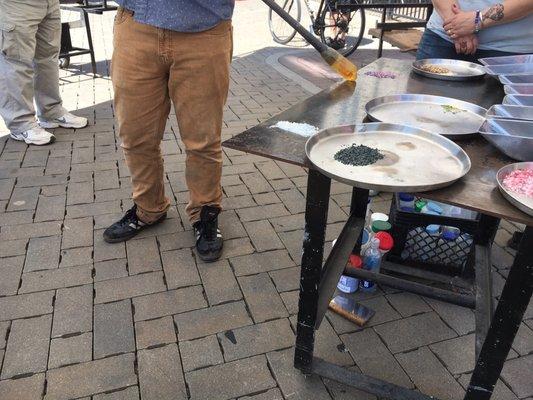 Rolling the hot glass on the table