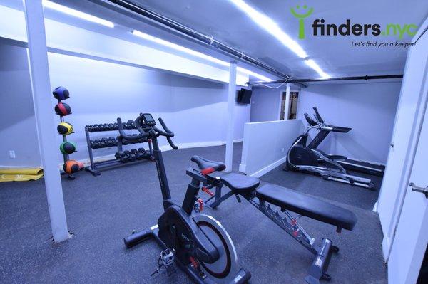 Talk about gym goals! We have plenty of apartments with amenities such as gyms, laundry, live in super and elevator! Let's find you a keeper