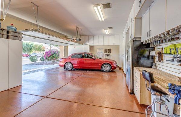 Spectacular garage you'll want to live in!