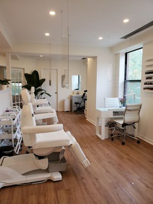 Beautiful, clean space ready for you to relax in. No water pedicure keeps things neat and streamlined.