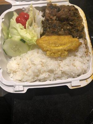 Legumes white rice, fried plantains and salad