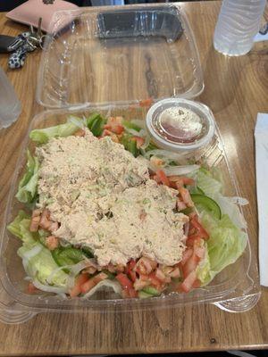 Salad with tuna and toppings