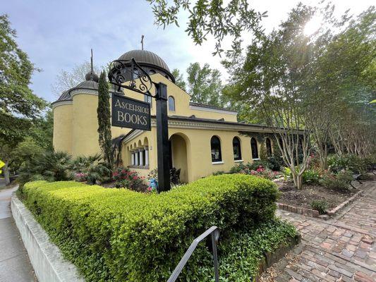 there are beautiful side gardens for prayer & contemplation