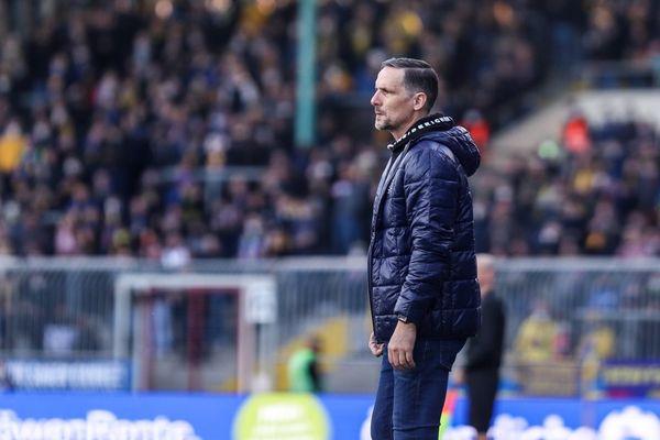 Hagen Schmidt at the sideline for MSV Duisburg