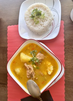 Meat soup with white rice. Sopa de carne y arroz blanco