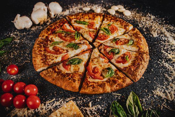 Margarita Pizza
(tomato, basil, fresh garlic, mozzarella cheese)