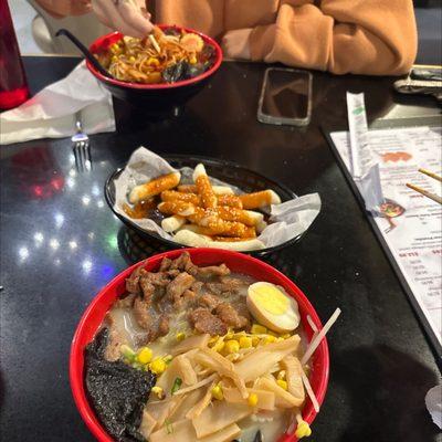 Pork broth ramen and Korean rice cakes