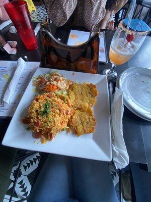 Arroz con pollo y tostones