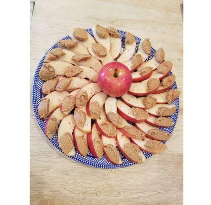 Both teacher & Orange Tea School chef, teacher Trinity likes to make the students snack into art! 
 Organic Pink Lady apples & peanut.