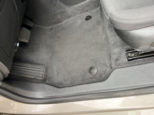 Missing floor mat for the drivers seat.