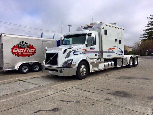 Big Rig Glass replacing a windshield on this beautiful Volvo this morning at TEC Equipment in Medford Oregon! 844-53-GLASS!