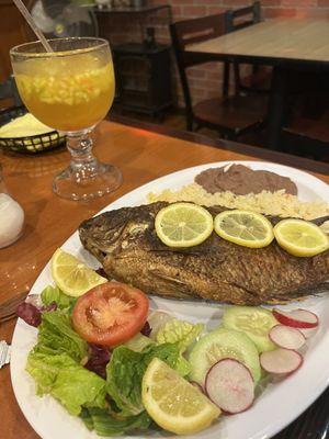 mojarra frita and ensalada drink