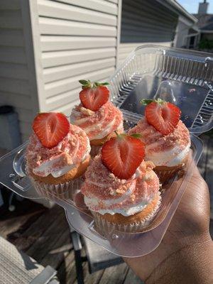 Strawberry crunch cupcakes