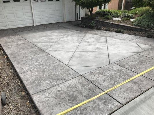 Roman slate stamped border with a sweat finish in the field. This driveway turned out so nice!