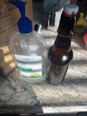 Comparatives between a 32 oz container bottle and the 16 oz beer bottle that they charged as 32 oz