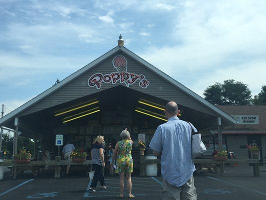 The walk up to Poppy's. Note shaded seating area under the portico.