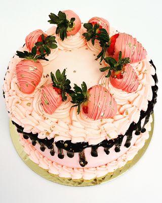 Vanilla cake filled with dulce de leche and pecans. With chocolate frío and chocolate covered strawberries