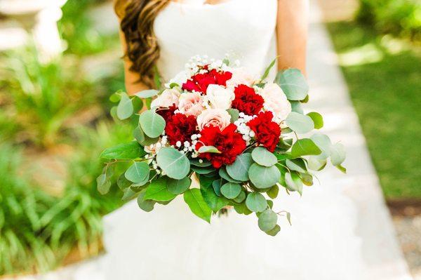 Bouquet by Floral Expressions. Photos by Ella Merrill Photography