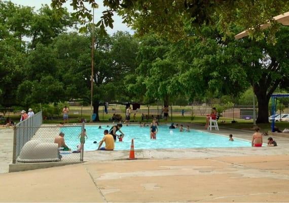 Wading pool for the littles