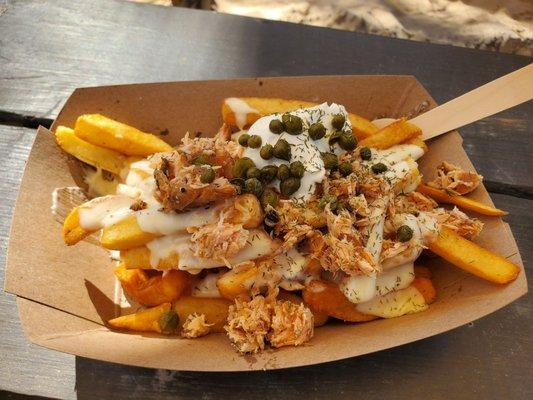 Viking fries with smoked salmon, white cheese sauce, capers and dill.