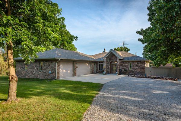 Luxury Home on 3.70 acres m/l listed by Peglar Real Estate Group