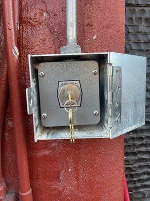 Electric gate lock