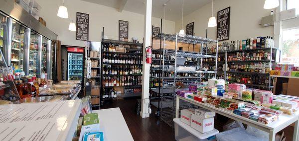 Convenience store w/wine & liquor. Near UCSF. Very strong and thick Turkish coffee