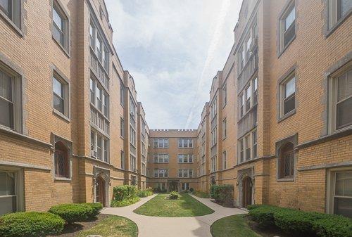 230-238 S Maple Ave. Vintage courtyard building on great street, close to transportation and down town Oak Park.