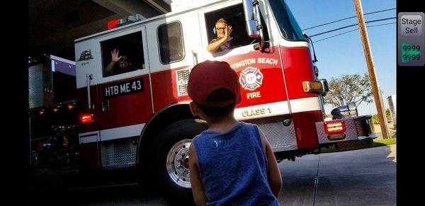 How cool for the little guy to get a tour from the cpt plus see them in action.They ended up nextdoor to where we were at and said hi again!