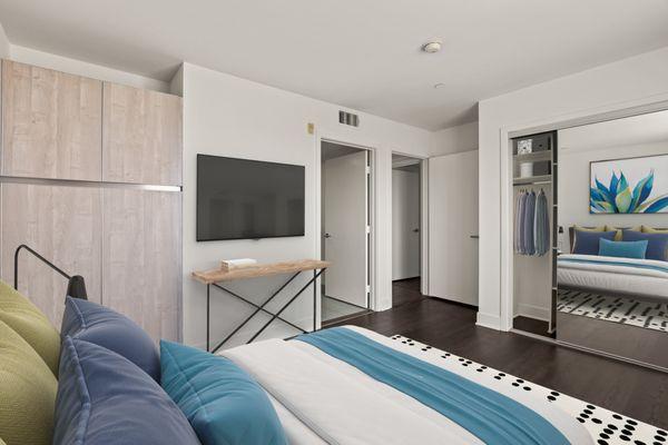 Hall bedroom with en suite bath and linen storage