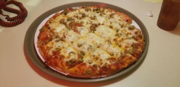 14in original crust, pepperoni, Italian sausage  green olives and extra cheese.