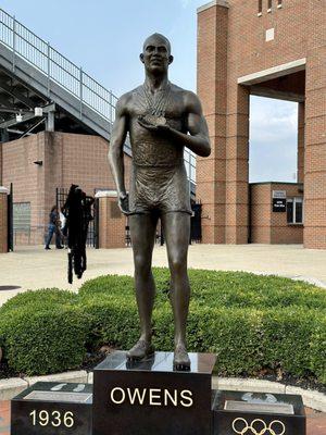 Jesse Owens statue