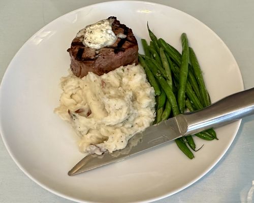 Filet mignon with mashed potatoes and green beans