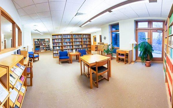 Spiritual library & oblate library available to personal & group retreatants.

https://holywisdommonastery.org/visit/facilities-overview/