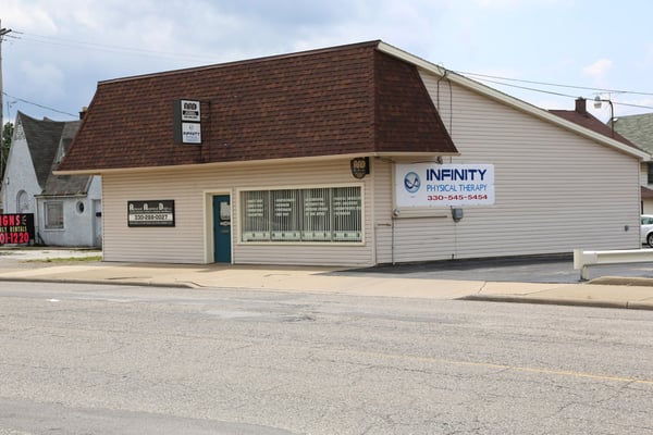 Infinity Physical Therapy in Girard, Ohio, located across the street from Jib Jab Hot Dog.