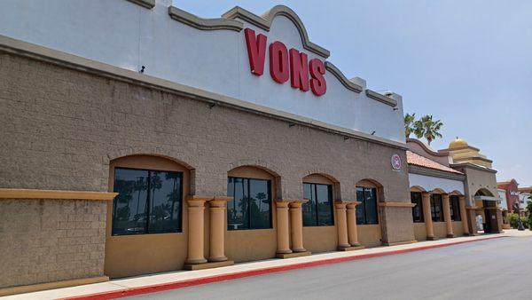 Front Of Vons Store In Redlands