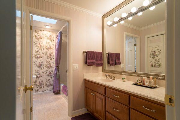 Guest bathroom - East Bellevue, WA